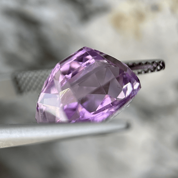 Kunzita-9.45ct-12.4x9.6x8.9mm 2