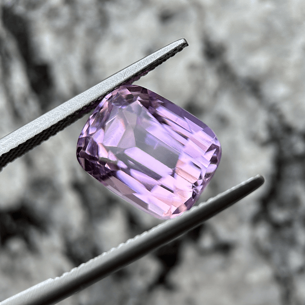 Kunzita-9.45ct-12.4x9.6x8.9mm 1