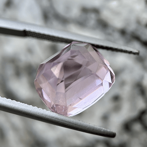 Kunzita-12.10ct-12.8x11.2x10.7mm 2