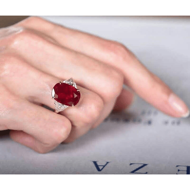 Anillo en oro amarillo de 14k con rubí oval y moissanitas triángulo. Talla 7.5