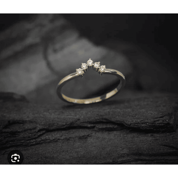 Anillo en V en oro blanco 14k con 5 diamantes naturales de 1.5mm con grabado I&F