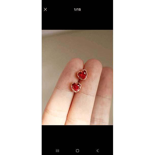 Aretes pequeños, con peridotos en corte corazón, en oro amarillo de 14k