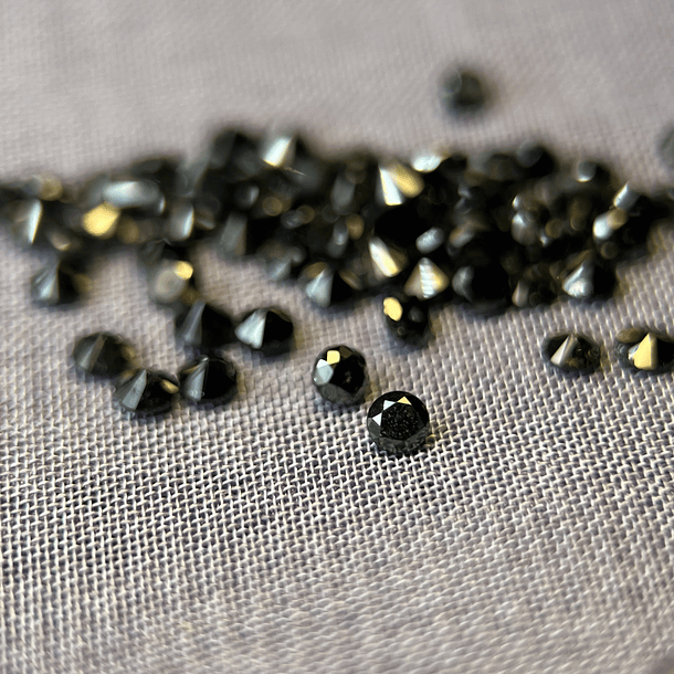 4 piezas de Diamante negro-0.033ct-2.5mm