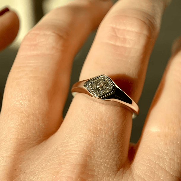 Anillo solitario en plata con topacio london blue de 7x7mm. Talla 7