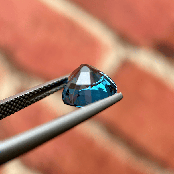 Topacio London blue-4.10ct-9.2x8.2x6.4mm 2