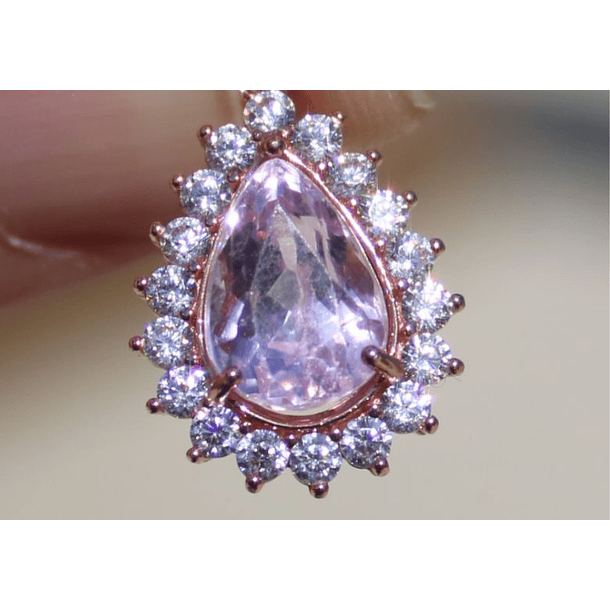 Anillo con kunzita pera 13.7x10.6x8.1mm y halo de 26 diamantes naturales de 1.5mm  en oro amarillo de 14k  talla 5.5