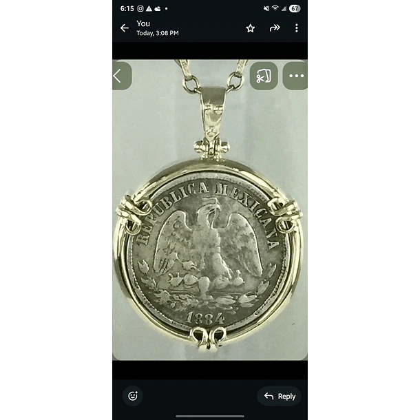 Dije en plata ley 925 con moneda al centro.