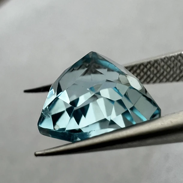 Topacio azul-2.95ct-9.1x8.9x5.5mm 3