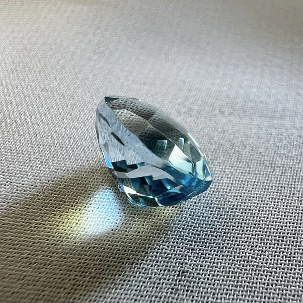 Topacio suizo-4.215ct-9.7x7.7x6.7mm 3
