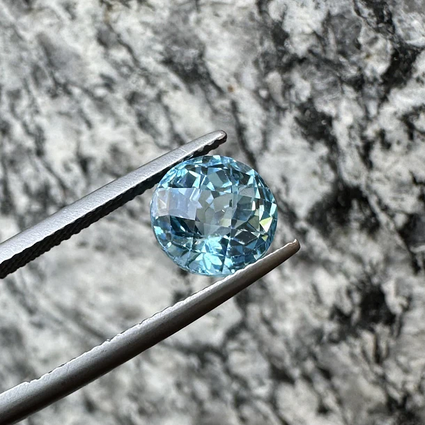 Topacio suizo-4.69ct-9x7.7mm 1