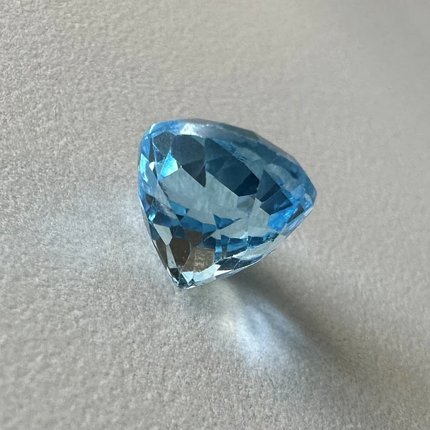 Topacio suizo-4.69ct-9x7.7mm 3