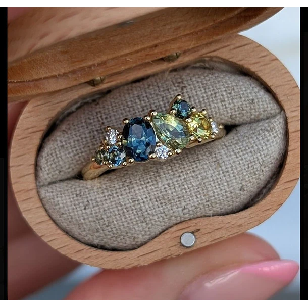 Anillo tipo cluster en oro amarillo 14k talla 7 con  alexandrita corte oval, topacio, zafiro y moissanita