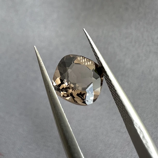 Cuarzo ahumado-1.55ct-7.1x7.1x4.8mm 1