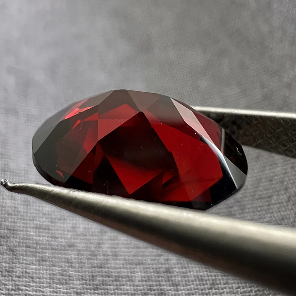 Granate rojo-2.20ct-9.2x7.2x4.1mm 2