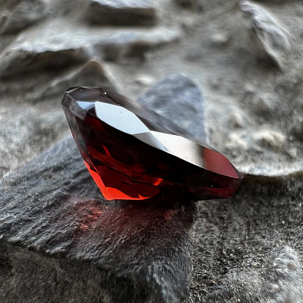 Granate rojo-1.75ct-8.7x6.9x3.8mm 2