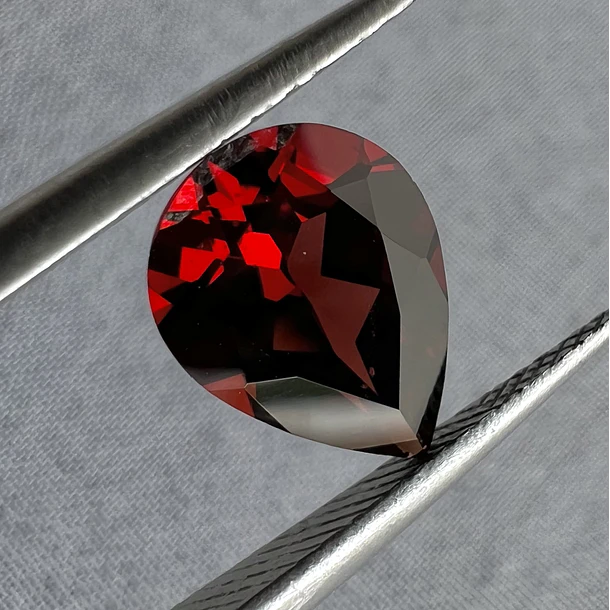 Granate rojo-1.05ct-8x5.9x3.3mm 1