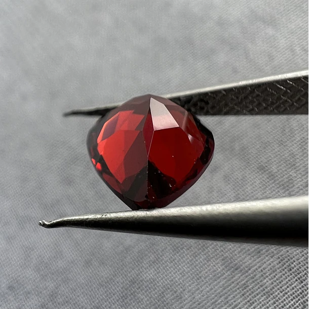 Granate rojo-2.75ct-9.9x7.8x4.7mm 2