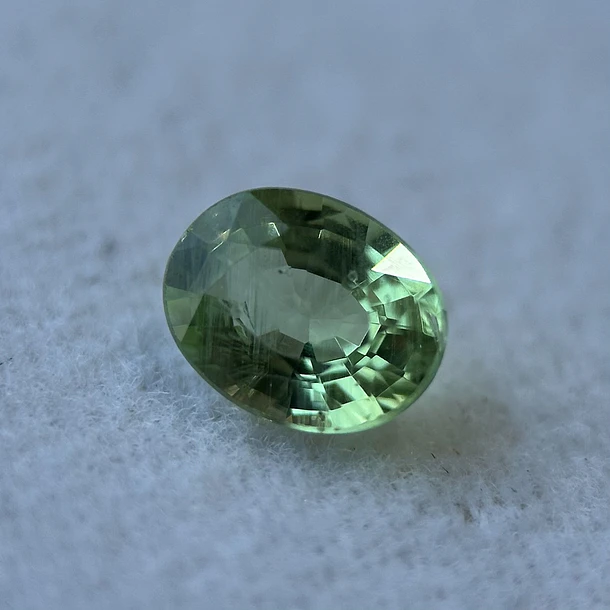 Granate tsavorita-0.40ct-5.1x4.1x2.4mm 1