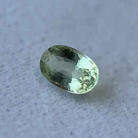 Granate tsavorita-0.40ct-4.9x4x2mm