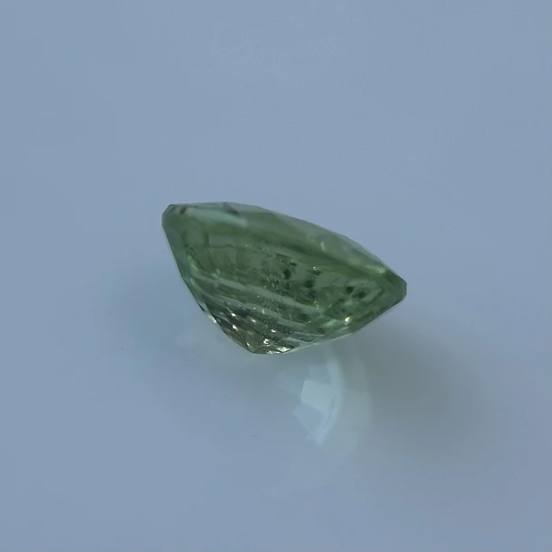 Granate tsavorita-0.30ct-5x3.8x2.7mm 3