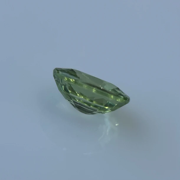 Granate tsavorita-0.40ct-5.2x4x2.7mm 2