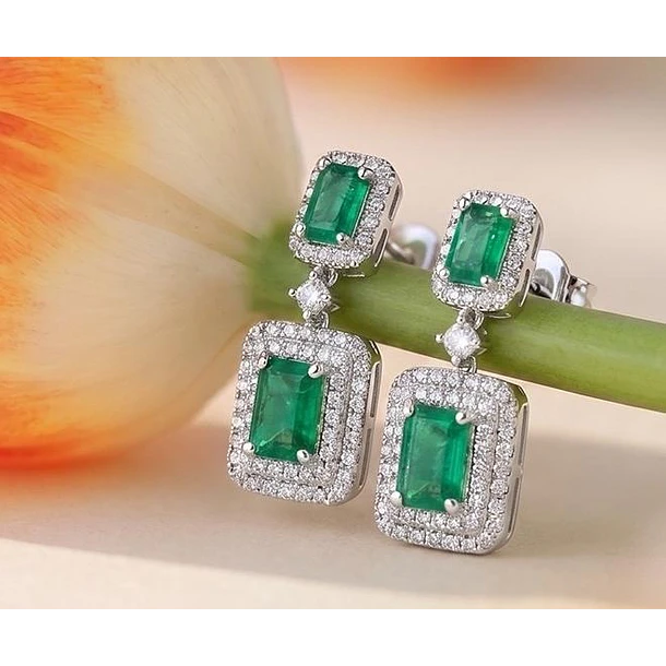 Par de aretes con Esmerladas colombianas y de Zambia en oro blanco 14k