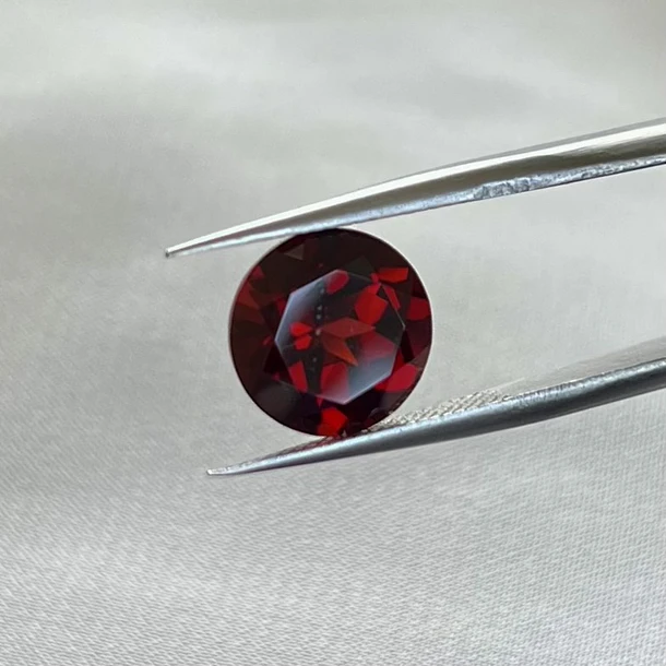 Granate rojo-2.25ct-8x8x4.5mm 1