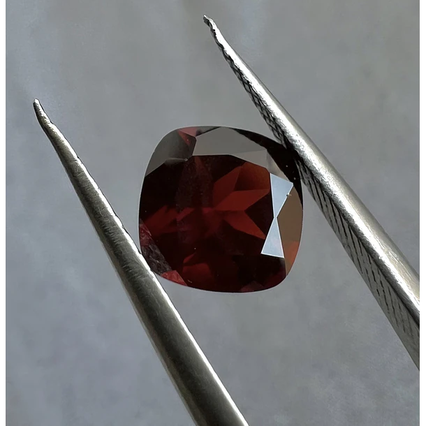 Granate rojo-2.25ct-8.1x8.1x4.2mm 1