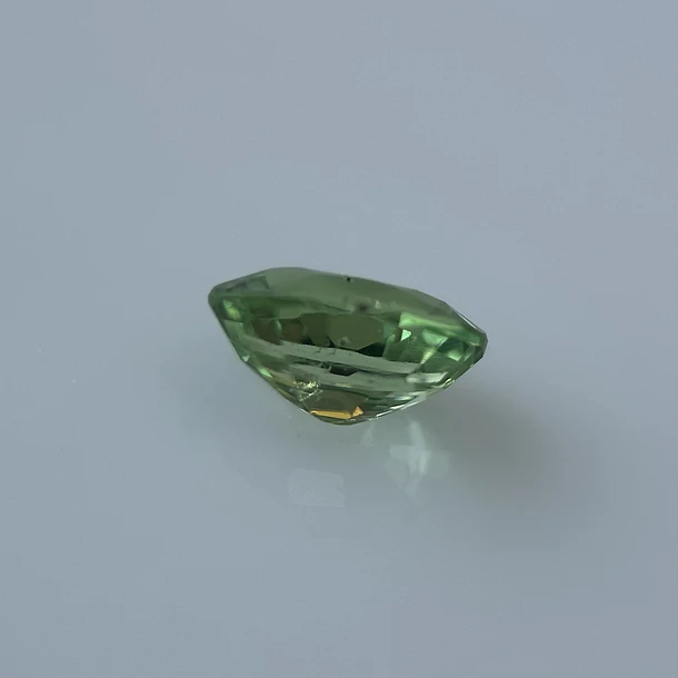 Granate tsavorita-0.35ct-5.1x4.3x2.4mm 3