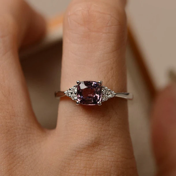 Anillo con Espinela rosa y moissanitas en plata talla 7