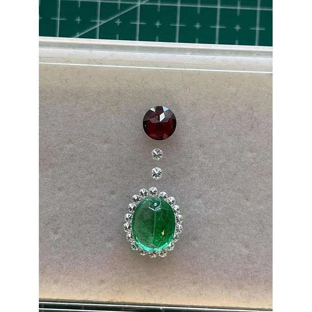 Par de aretes colgantes con Topacios verde, granate rodolita y Moissanitas en oro amarillo de 14k