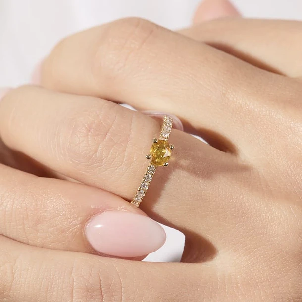 Anillo en oro amarillo de 14k con granate mali y moissanitas en talla 6