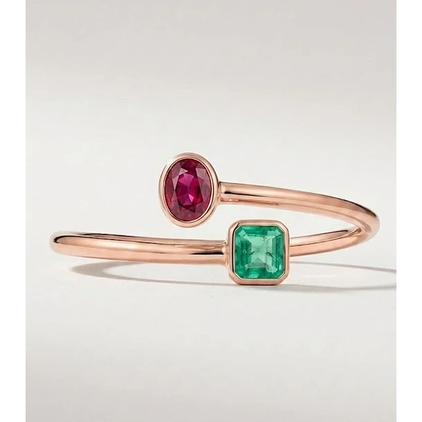 Anillo en oro rosa 14k talla 6.5 con esmeralda colombiana octágono y rubí sangre de pichón oval