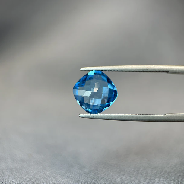 Topacio suizo-4.40ct-9.8x9.8x5.7mm 2