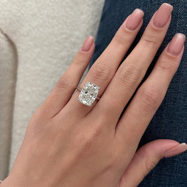 Anillo en oro amarillo de 14k en talla 5.5 Con diamante de laboratorio corte esmeralda.