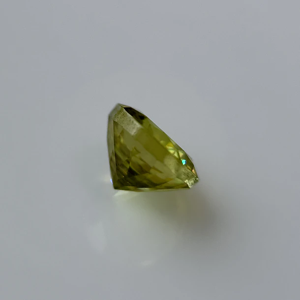 Esfeno-0.705ct-5.1x3.4mm 3
