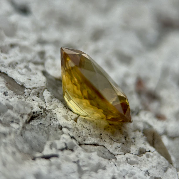 Esfeno certificado por AIG-1.29ct-8.07x6.07x3.87mm 2