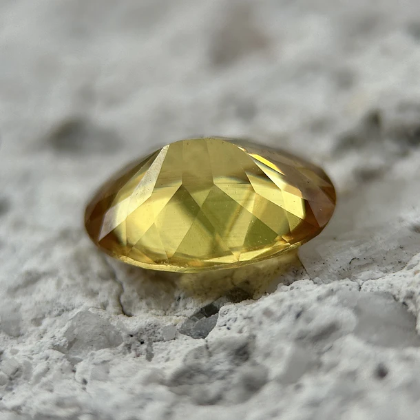 Esfeno certificado por AIG-1.29ct-8.07x6.07x3.87mm 3