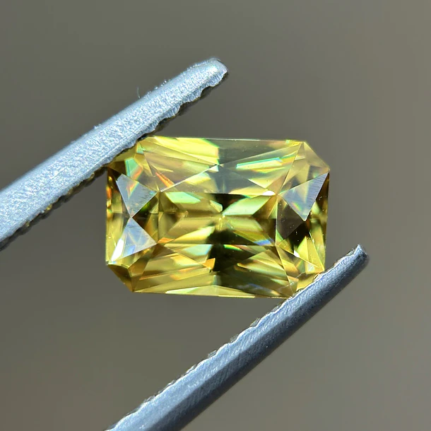 Esfeno certificado por AIG-1.11ct-7.11x5.06x3.65mm 1