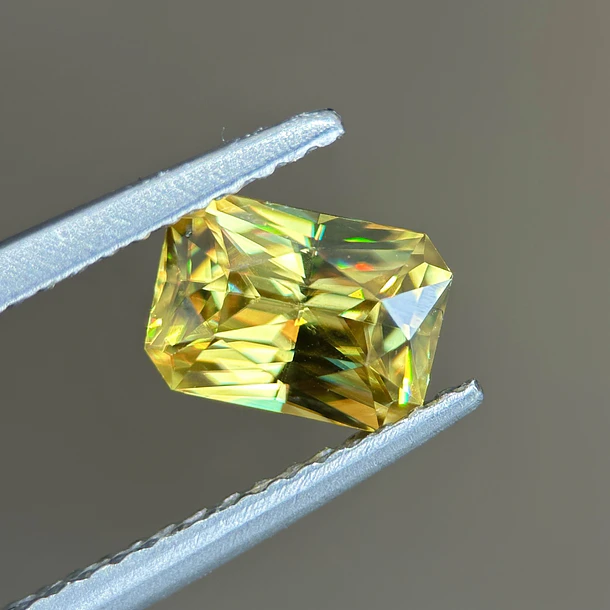 Esfeno certificado por AIG-1.11ct-7.11x5.06x3.65mm 2