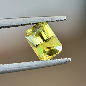 Esfeno certificado por AIG-0.99ct-6.98x4.99x3.38mm