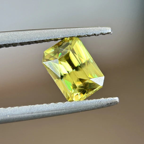 Esfeno certificado por AIG-0.99ct-6.98x4.99x3.38mm 1