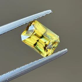 Esfeno certificado por AIG-0.95ct-6.97x4.93x3.25mm