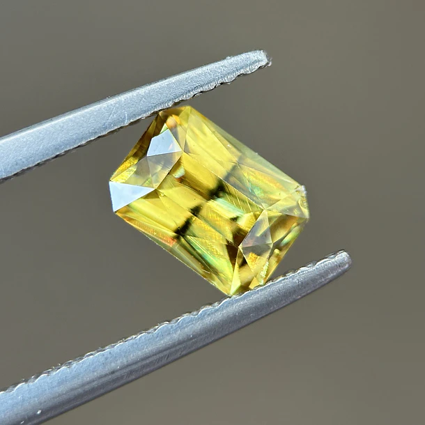 Esfeno certificado por AIG-0.95ct-6.97x4.93x3.25mm 1
