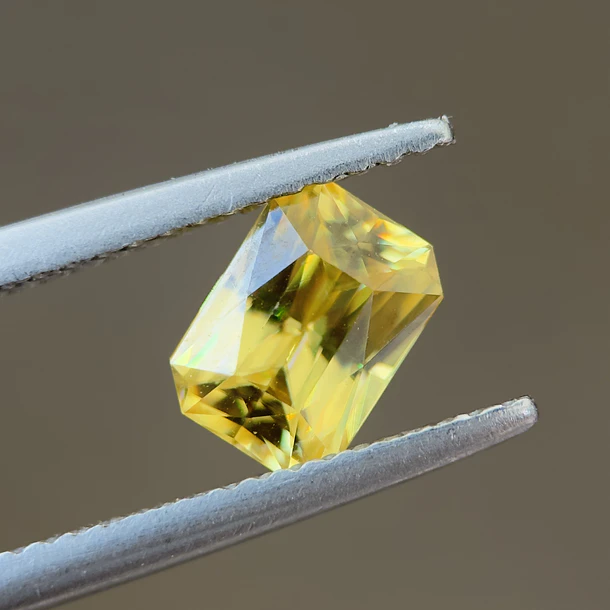 Esfeno certificado por AIG-1.09ct-6.96x5.02x3.68mm 1