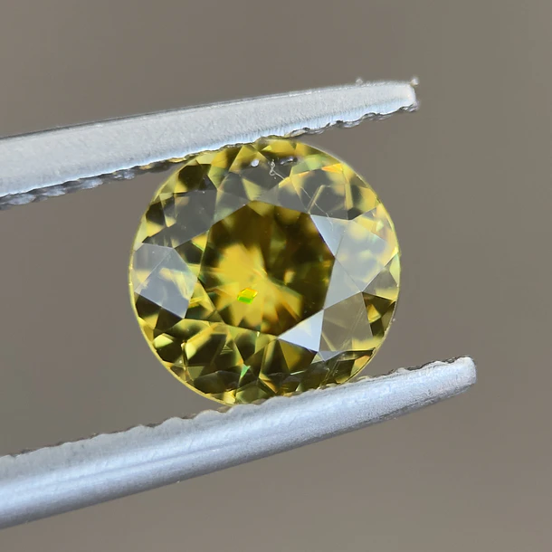 Esfeno certificado por AIG-1.13ct-6.62x6.57x4.20mm 1
