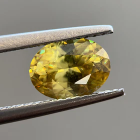 Esfeno certificado por AIG-1.29ct-8.04x6.08x3.94mm