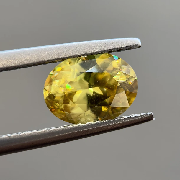 Esfeno certificado por AIG-1.29ct-8.04x6.08x3.94mm 2