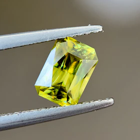 Esfeno certificado por AIG-1.04ct-6.92x4.89x3.61mm
