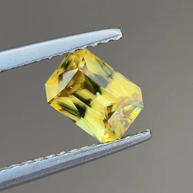 Esfeno certificado por AIG-0.97ct-6.89x4.97x3.40mm